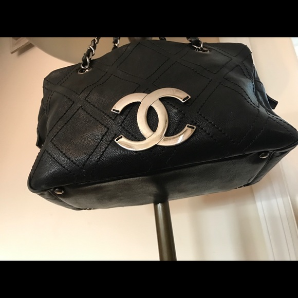Chanel Diamond Stitch Tote - Picture 5 of 11